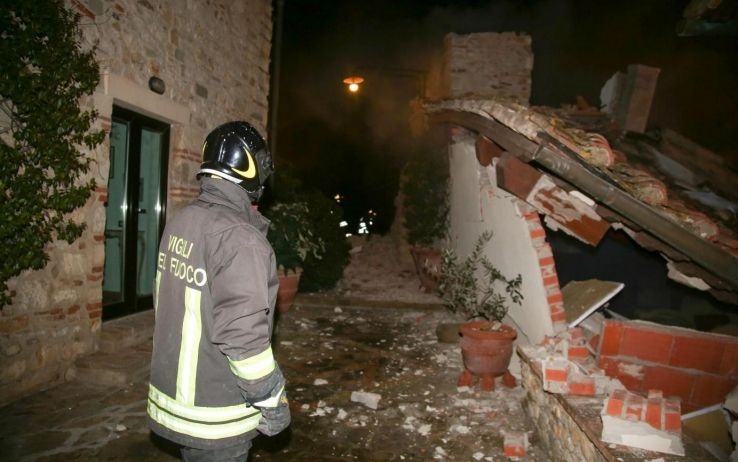 Crolla villetta a Firenze: salvi padre e figlie, madre trovata morta