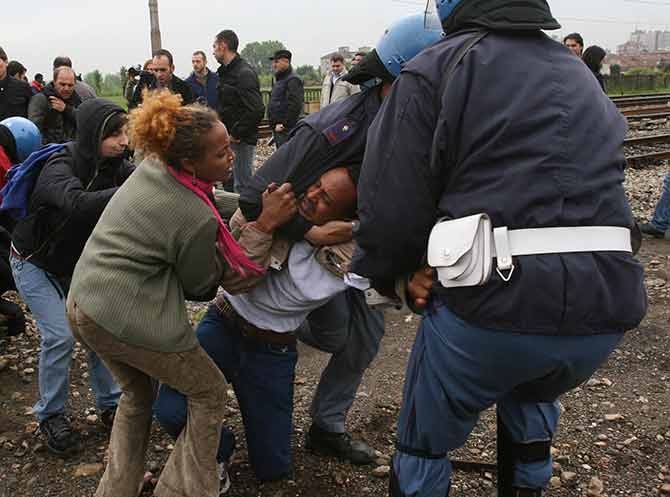 La UE all’Italia: usate la “mano dura” su migranti e rifugiati