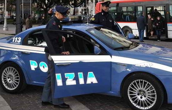 Stampavano passaporti e permessi di soggiorno, 2 arresti a Milano