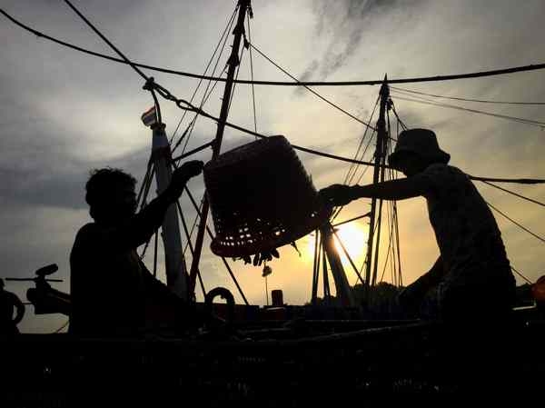Pesca Thailandese. Greenpeace svela le violazioni sui lavoratori. LE FOTO