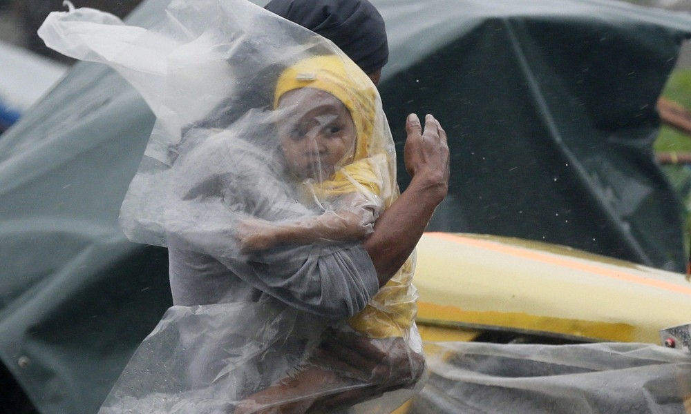 Filippine, a Manila arriva il tifone Nock-Ten. Panico tra gli abitanti