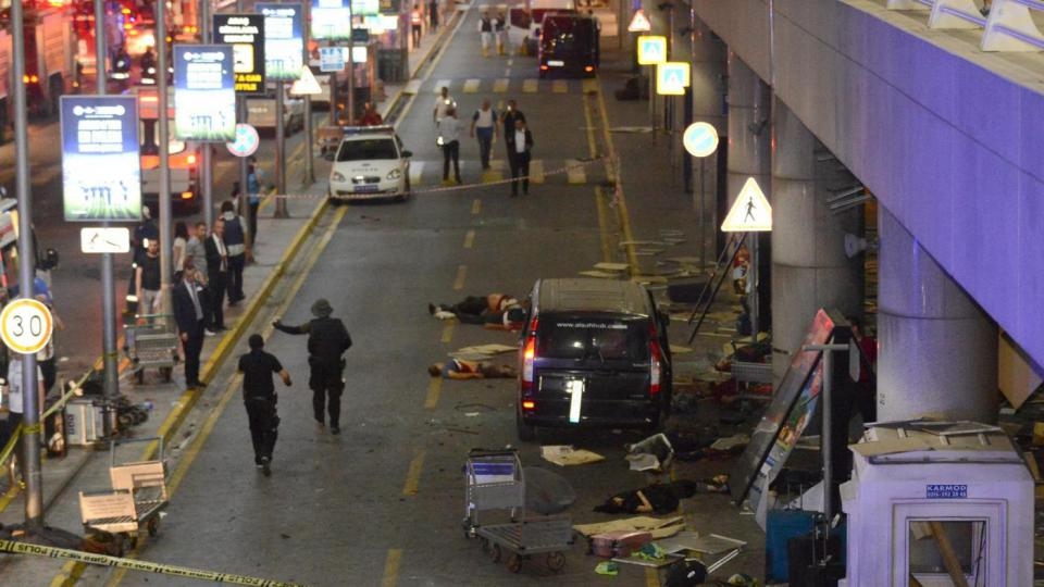 Strage Istanbul, 16 arresti ma il killer è ancora in fuga