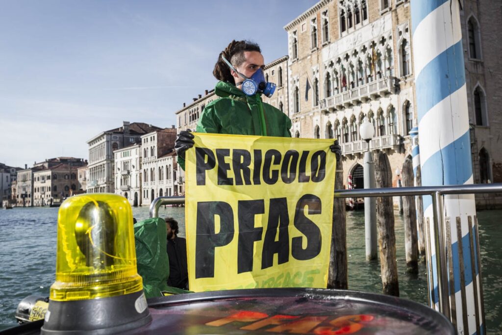 Venezia. Greenpeace in azione contro gli scarichi di Pfas