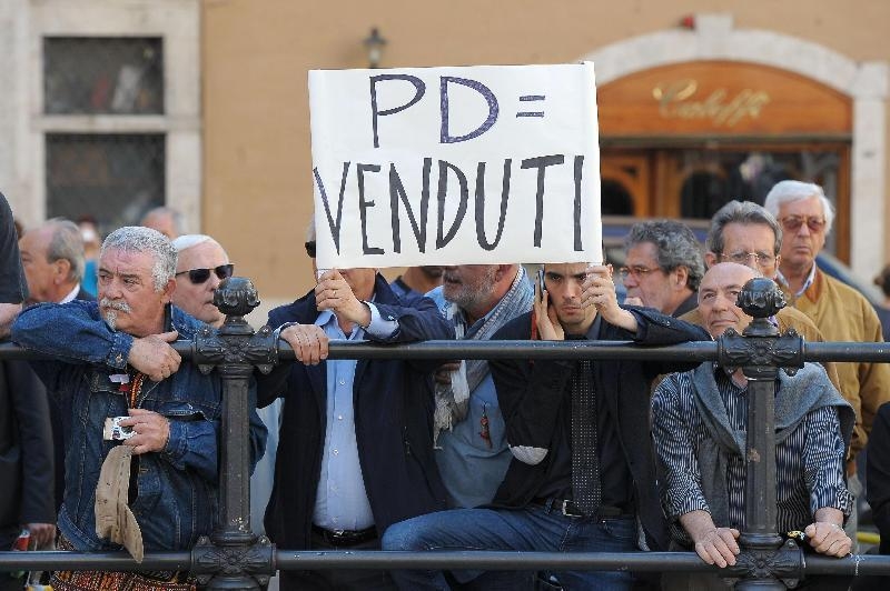 Al lingotto protesta contro il PD di Renzi. Striscioni: Ci avete tolto ogni diritto