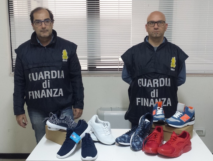 Contraffazione: sequestrate 280 mila paia scarpe a Roma