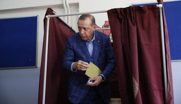 Turchia. Referendum, vince il sì, ma il Paese è spaccato in due