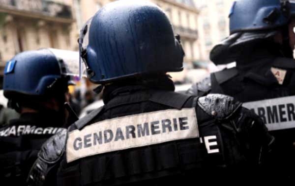 Parigi, uomo armato di coltello contro polizia alla Gare du Nord