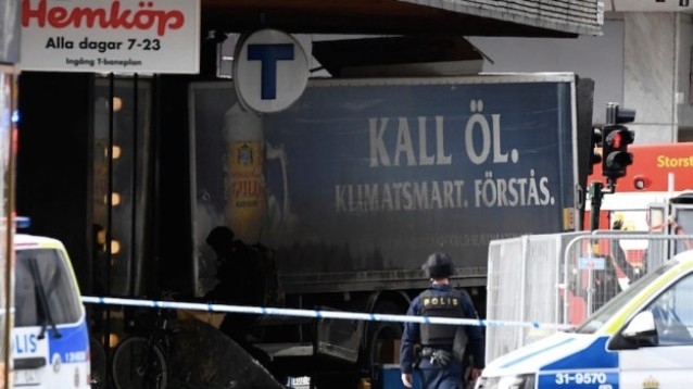 Terrore a Stoccolma, camion sulla folla, 3 morti