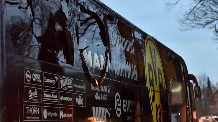 Bombe contro autobus della squadra del Dortmund