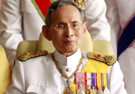 Thailandia, il re firma la nuova Costituzione voluta dalla giunta