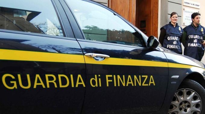 A Bologna griffe false: sequestrate 40mila scarpe false