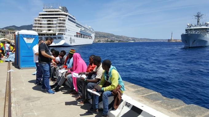 Migranti: nuovo sbarco a Messina, arrivati in 650