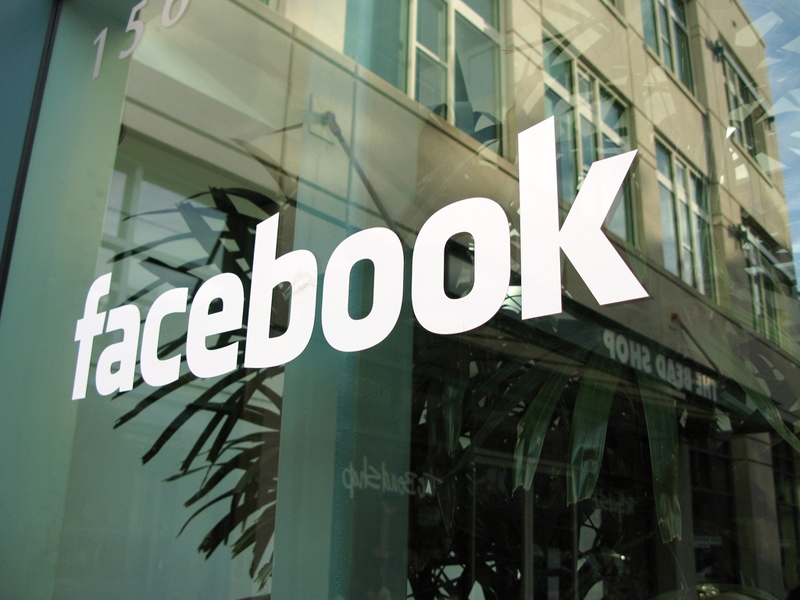 Facebook, maxi-multa Ue: informazioni fuorvianti acquisto Whatsapp