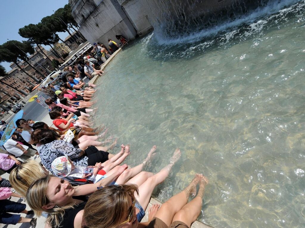Roma: governata con i piedi (dei turisti nelle fontane)
