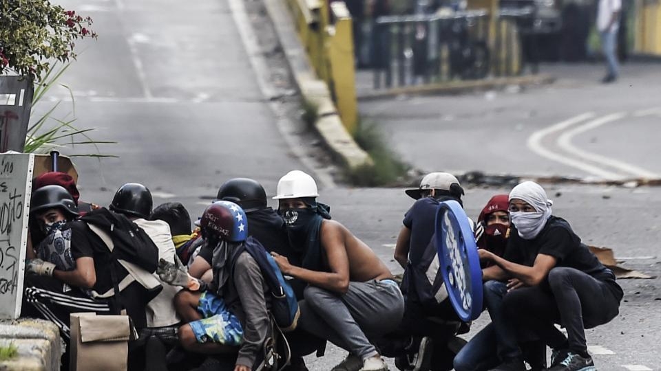 Venezuela: sciopero generale nel sangue, due morti