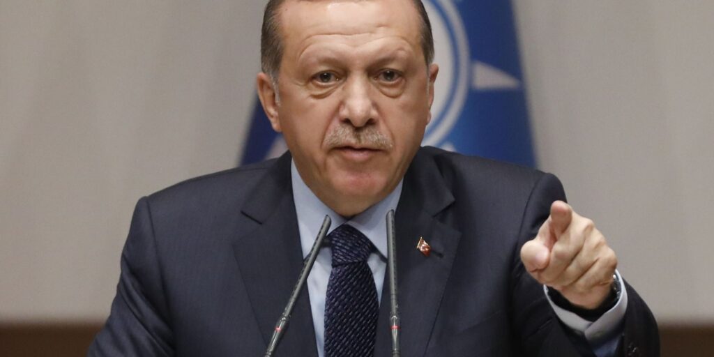 Turchia. Erdogan punta alla pena capitale. Juncker: rispetti valori democratici se vuole aderire a Ue