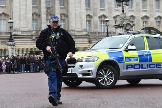 Londra, attacca poliziotti davanti a Buckingham Palace: arrestato