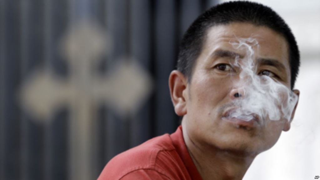 Pechino è il primo mercato al mondo per consumo di tabacco. Boom di decessi