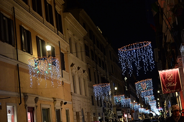 Roma. Si accendono le Luminarie di Natale a via del Babuino