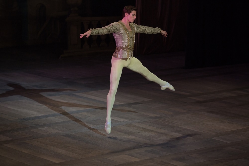 “Nureyev – The White Crow”, la vita del grande ballerino alle soglie dell’ascesa