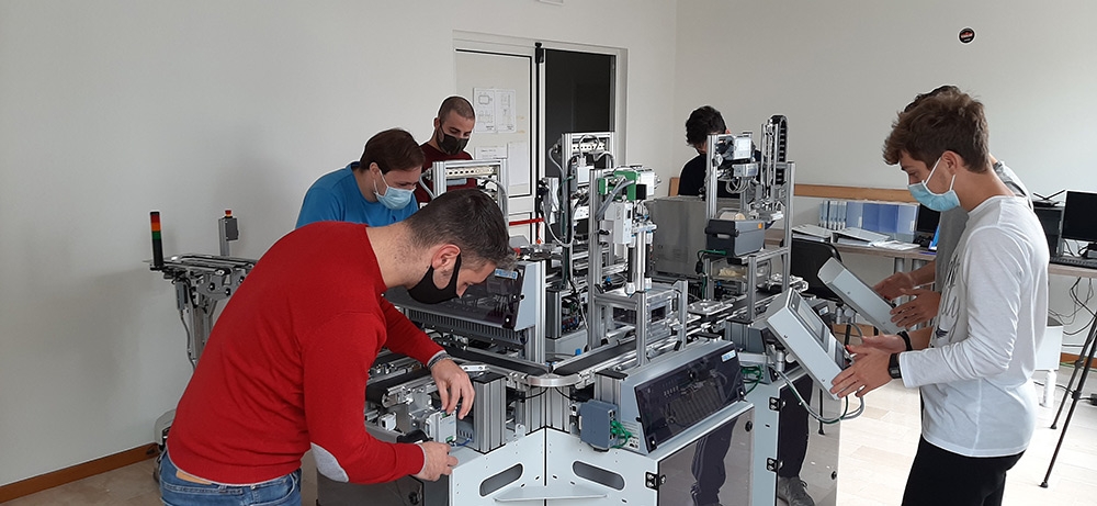 Regione Marche. Studenti di ITS  progettano macchinario per produrre mascherine chirurgiche