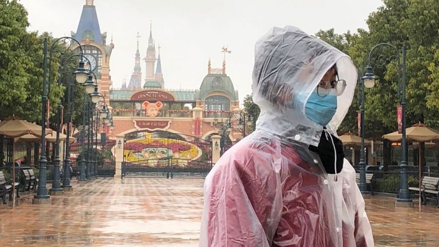 La guerra infuria: il virus occupa Disneyland, il festival di Cannes, la sala Nervi in Vaticano