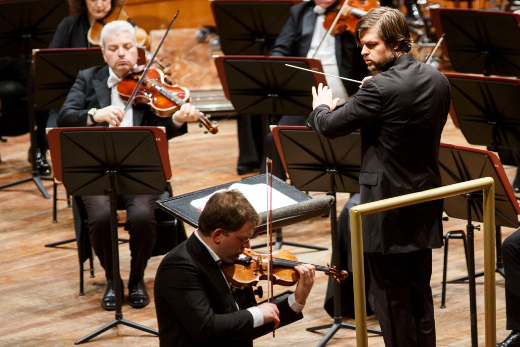 Santa Cecilia.  Folla da stadio al Concerto gratuito per violino di Čajkovskij ancora visibile in streaming