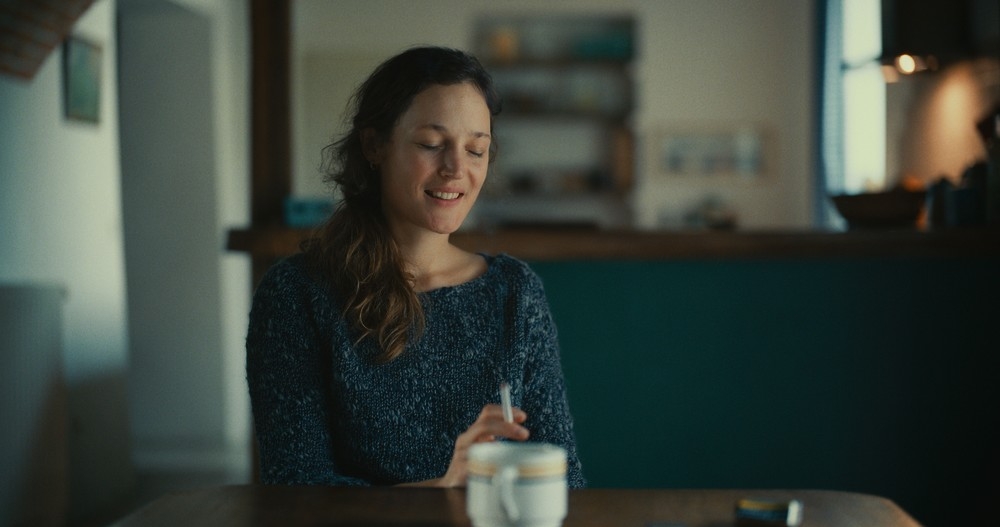 “Serre-moi fort”, una contemplazione emotiva del regista francese Mathieu Amalric