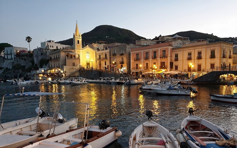 Lipari rappresenta il Gusto Siciliano dal 1 al 5 giugno con “Ciavuri e sapuri”