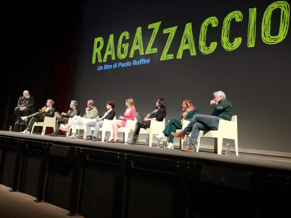 Presentato “Ragazzaccio” di Paolo Ruffini, tra gli applausi degli adolescenti. Dal 3 novembre in sala