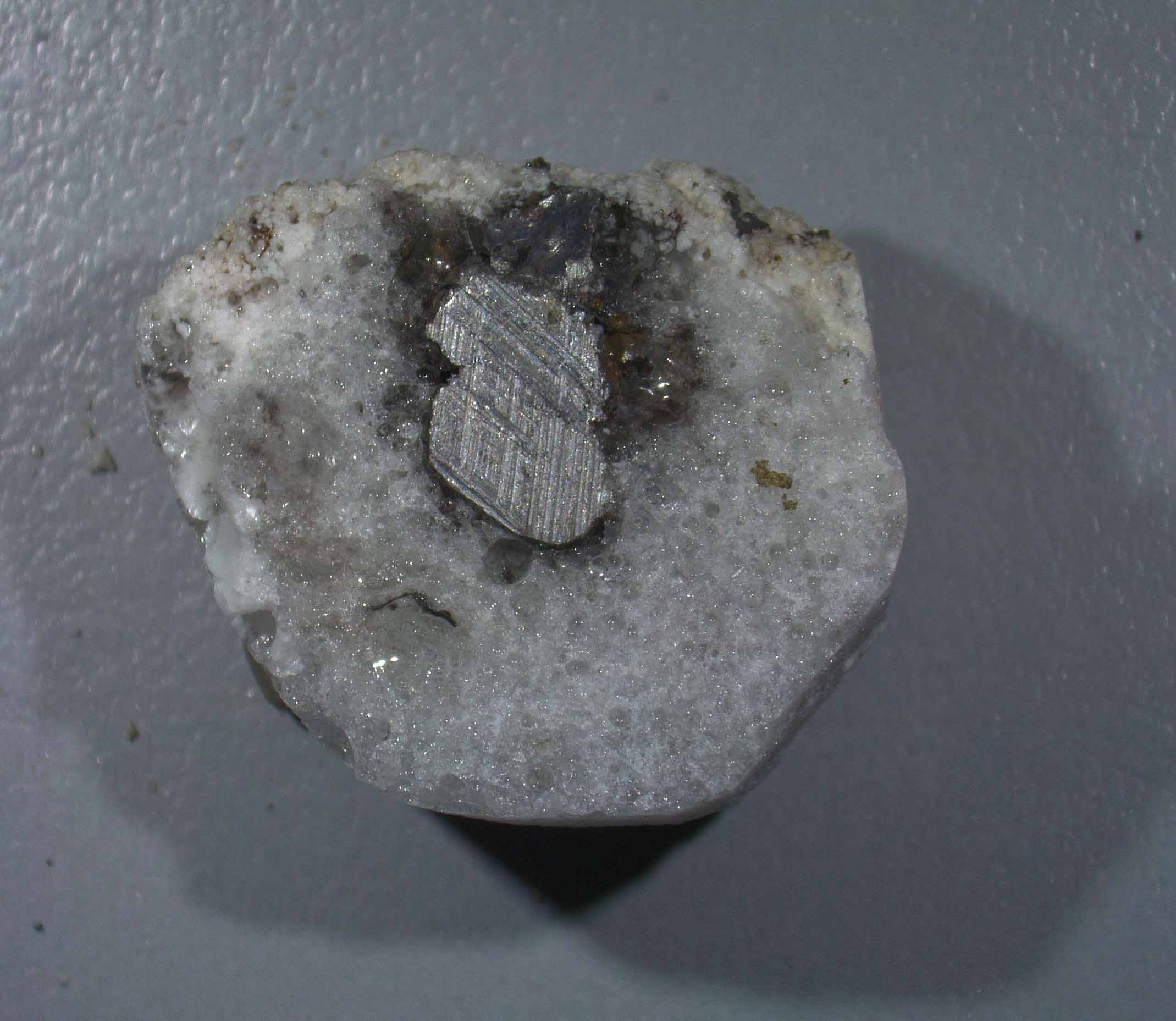 Il campione di fulgurite, nella parte metallica al centro è stato individuato il nuovo quasicristallo