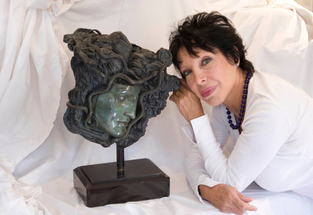 La scultrice Alba Gonzales vince il primo premio alla I° Biennale d’Europa