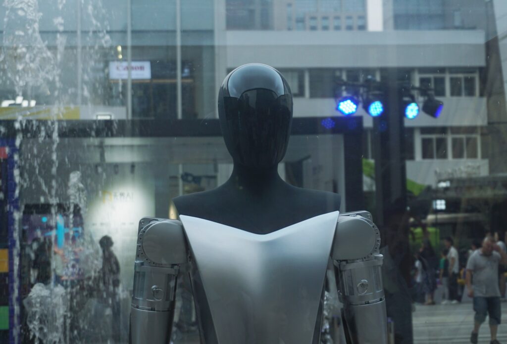 Il robot umanoide di Tesla Optimus Gen 2 si migliora