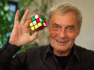 Il cubo di Rubik ha mezzo secolo e il suo inventore ottant’anni