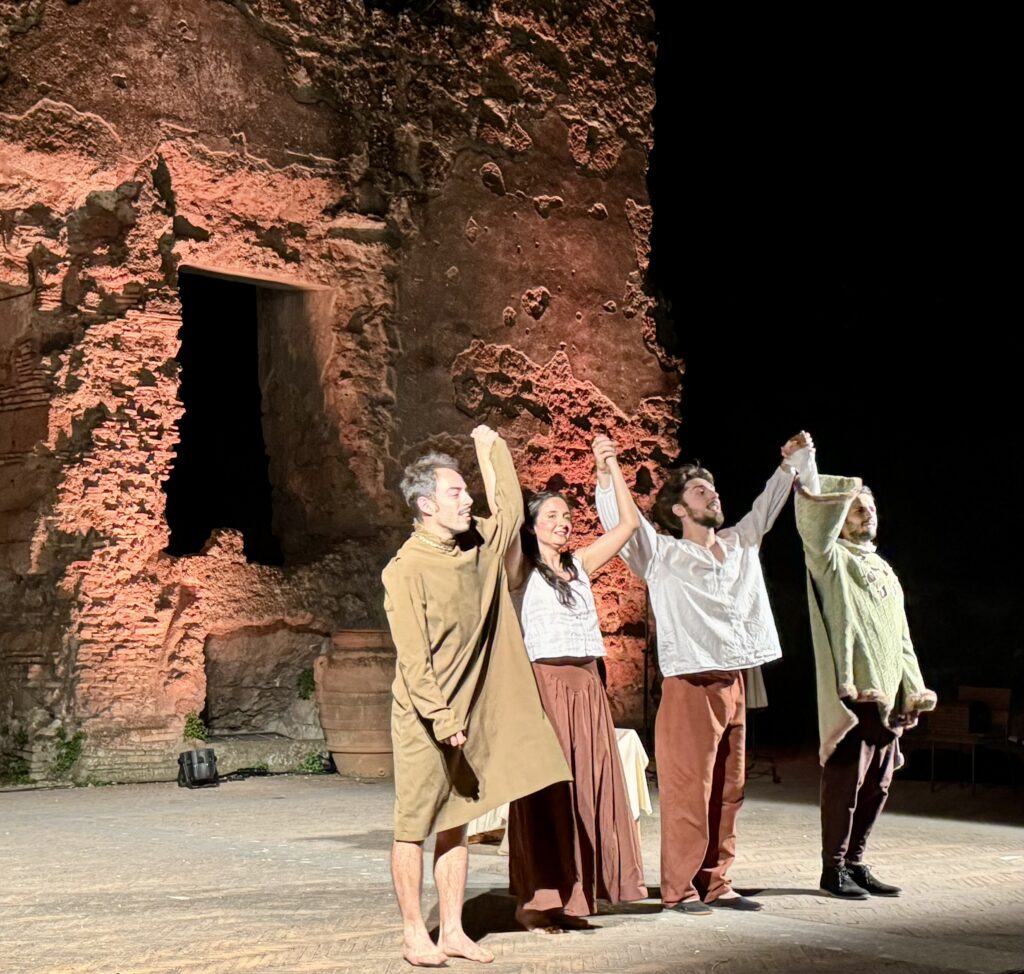 Buona la prima per il “Fardello”: uno spettacolo che rende il Decameron per tutti