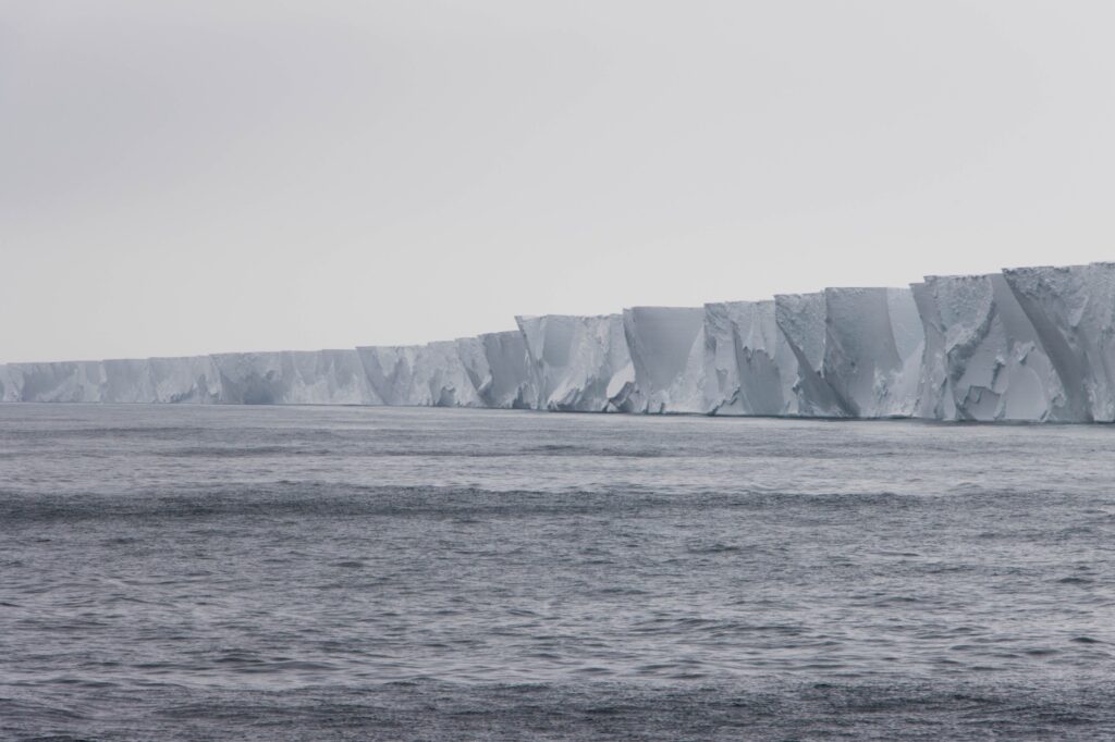 Antartide: prima evidenza di acque oceaniche calde sotto la piattaforma di ghiaccio nel Mare di Ross
