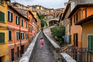 Steve McCurry torna in Umbria: a Montefalco una mostra con 60 scatti, molti inediti