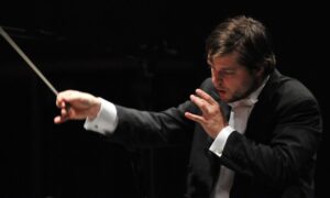 Santa Cecilia. Tornano il direttore JURAJ VALČUHA e il pianista Abduraimov.