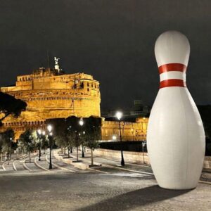 Misteriosi birilli giganti a Roma