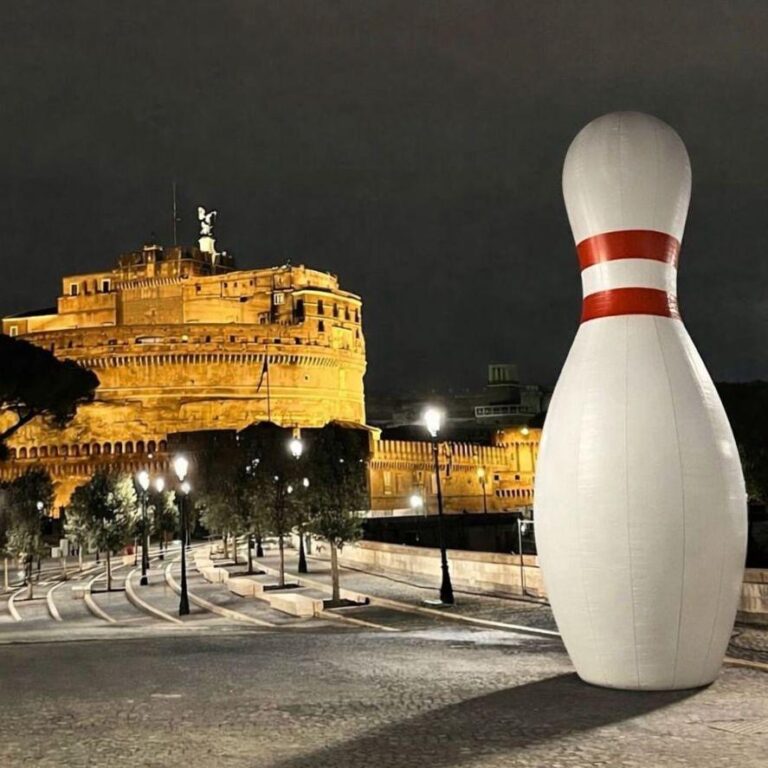 Misteriosi birilli giganti a Roma