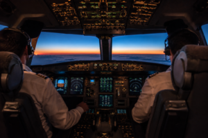 Piloti e assistenti di volo, il rischio invisibile di un lavoro che abbiamo smesso di considerare usurante