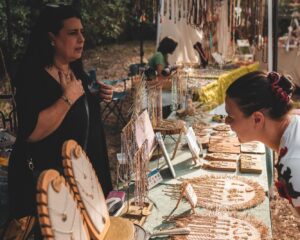 Bonfire Market torna alla Caffarella: artigianato, natura e un viaggio nella cosmesi nell’antica Roma